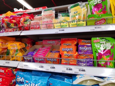 Renkli ambalajlarda çeşitli Japon şekerlemeleri çocuklar için market raflarında satılıyor. Pokemon, Doraemon, Ricola, Alpenliebe. Japonya tatlı şeker marketi