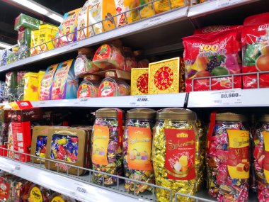 Renkli ambalajlarda çeşitli Japon şekerlemeleri çocuklar için market raflarında satılıyor. Pokemon, Doraemon, Ricola, Alpenliebe. Japonya tatlı şeker marketi