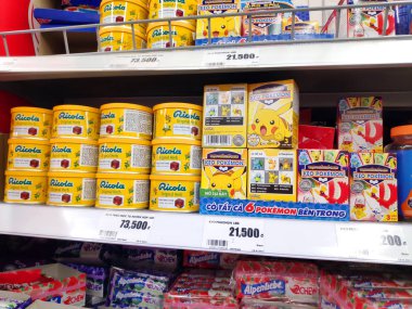 Renkli ambalajlarda çeşitli Japon şekerlemeleri çocuklar için market raflarında satılıyor. Pokemon, Doraemon, Ricola, Alpenliebe. Japonya tatlı şeker marketi