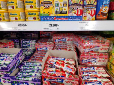 Renkli ambalajlarda çeşitli Japon şekerlemeleri çocuklar için market raflarında satılıyor. Pokemon, Doraemon, Ricola, Alpenliebe. Japonya tatlı şeker marketi