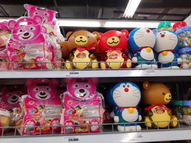 Renkli ambalajlarda çeşitli Japon şekerlemeleri çocuklar için market raflarında satılıyor. Pokemon, Doraemon, Ricola, Alpenliebe. Japonya tatlı şeker marketi