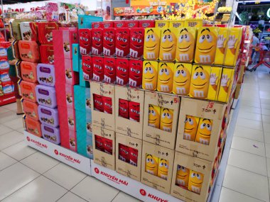 Süpermarket raflarında uygun fiyata çeşitli kurabiye ve bisküvi markaları. Satmak için kutu şeklinde kek sergisi. Market rafı ve fırınlanmış pasta..