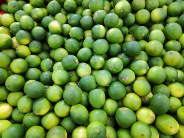 Süpermarkette sebzeler sergileniyor. Markette yeşil limonlu sepetler ve kırmızı domates var. Manav. Taze sebzeler ve meyveler. Meyve kutuları.