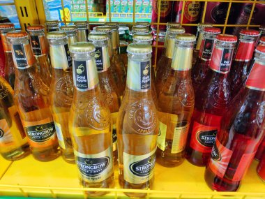 Karbonatlı içecekler tatlı su, içecek çayı krema ve şekerle karıştırılmış kahve suyu süpermarketteki raflarda sergilenen çeşitli içki şişeleri ve kutular..