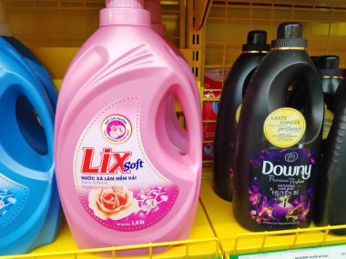 Kumaş yumuşatıcı markası Downy, Lix, süpermarket rafında konfor plastik şişesi olan çeşitli deterjan kokuları. Çamaşır deterjanı temiz ve yumuşak kumaş kremi.