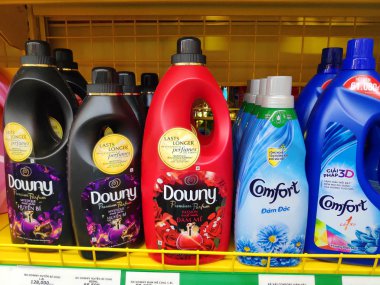 Kumaş yumuşatıcı markası Downy, Lix, süpermarket rafında konfor plastik şişesi olan çeşitli deterjan kokuları. Çamaşır deterjanı temiz ve yumuşak kumaş kremi.