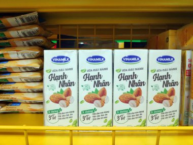 Vinamilk, Nuti, Hat Oc Cho süpermarketteki karton kutuda sağlıklı süt, besleyici organik içecek. İşlenmiş ve taze süt karton kutuda paketlenmiş..