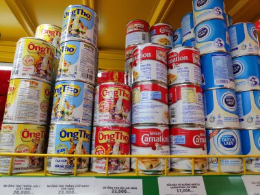 Vinamilk, Nuti, Hat Oc Cho süpermarketteki karton kutuda sağlıklı süt, besleyici organik içecek. İşlenmiş ve taze süt karton kutuda paketlenmiş..