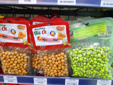 Süpermarkette fiyat etiketli abur cubur paketleri