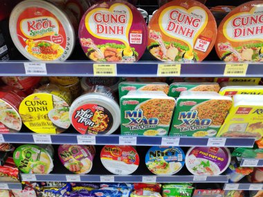 Süpermarket rafında çeşitli hazır erişteler sergileniyor. Kore süper baharatlı eriştesi. Bireysel paketler ve markette sağlıksız fast food paketleri..