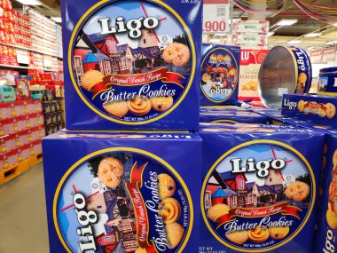 Saigon, Vietnam - 1 Aralık 2019: Süpermarket raflarında uygun fiyata çeşitli kurabiye ve bisküvi markaları.