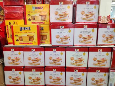 Saigon, Vietnam - 1 Aralık 2019: Süpermarket raflarında uygun fiyata çeşitli kurabiye ve bisküvi markaları.