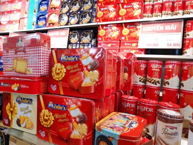 Saigon, Vietnam - 1 Aralık 2019: Süpermarket raflarında uygun fiyata çeşitli kurabiye ve bisküvi markaları.