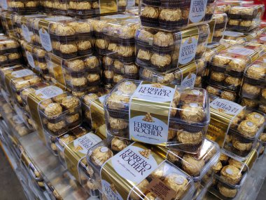 Dikkate değer kayak pisti dağın tepesinde kalın kar tabakası insanlar snowboard ile kayak yapıyor ve güzel kış tatillerini kaldırıyor. Otago dağı aşırı soğuk. 