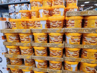 Dikkate değer kayak pisti dağın tepesinde kalın kar tabakası insanlar snowboard ile kayak yapıyor ve güzel kış tatillerini kaldırıyor. Otago dağı aşırı soğuk. 