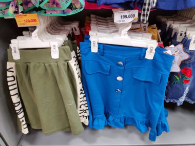 Dikkate değer kayak pisti dağın tepesinde kalın kar tabakası insanlar snowboard ile kayak yapıyor ve güzel kış tatillerini kaldırıyor. Otago dağı aşırı soğuk. 