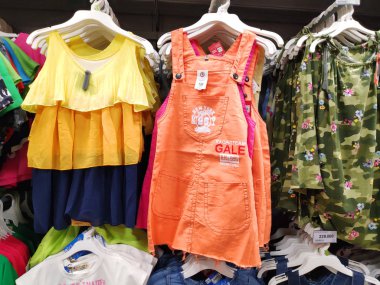 Dikkate değer kayak pisti dağın tepesinde kalın kar tabakası insanlar snowboard ile kayak yapıyor ve güzel kış tatillerini kaldırıyor. Otago dağı aşırı soğuk. 