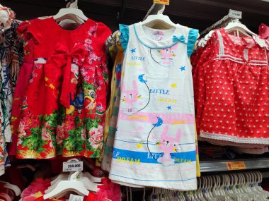 Dikkate değer kayak pisti dağın tepesinde kalın kar tabakası insanlar snowboard ile kayak yapıyor ve güzel kış tatillerini kaldırıyor. Otago dağı aşırı soğuk. 