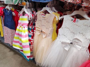 Dikkate değer kayak pisti dağın tepesinde kalın kar tabakası insanlar snowboard ile kayak yapıyor ve güzel kış tatillerini kaldırıyor. Otago dağı aşırı soğuk. 