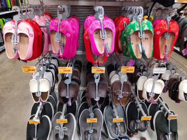 Dikkate değer kayak pisti dağın tepesinde kalın kar tabakası insanlar snowboard ile kayak yapıyor ve güzel kış tatillerini kaldırıyor. Otago dağı aşırı soğuk. 