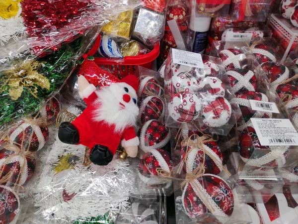 5月19日 超级市场美丽的圣诞装饰品闪烁着圣诞光彩夺目圣诞树圣诞礼品店圣诞装饰品购物节 — 图库照片