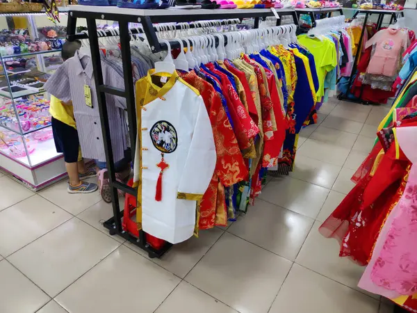 Normale Und Traditionelle Asiatische Kleidung Auf Kleiderbügeln Supermarkt — Stockfoto