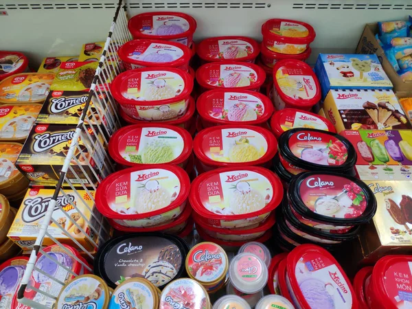 Varios Helados Contenedores Dentro Nevera Supermercado —  Fotos de Stock