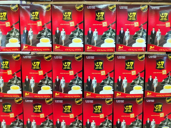 サイゴン ベトナム 2019年5月1日 ネスカフェG7ゴールド激しいリッチオリジナルカフェベトナムスーパーマーケットの棚金パッケージインスタントローストコーヒーカフェイン飲料粉末追加バリスタスタイルの地面 — ストック写真