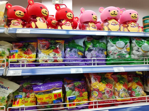 超市货架上摆放着各种糖果 里面装的是熊肉包 — 图库照片