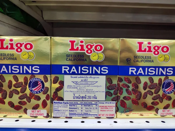Saigon / Vietnam: 1 Mayıs 19: Lezzetli kuru üzüm kurutulmuş kırmızı üzüm Ligo süpermarket rafında sağlıklı çerez çekirdeksiz besleyici tatlı tatlı tatlı 