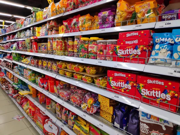 Renkli ambalajlarda çeşitli Japon şekerlemeleri çocuklar için market raflarında satılıyor. Pokemon, Doraemon, Ricola, Alpenliebe. Japonya tatlı şeker marketi