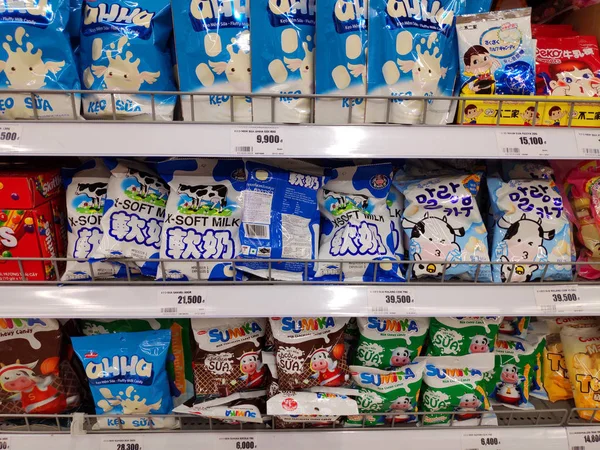 各种日本糖果在五彩缤纷的包装中 在便利店货架上出售给孩子们 Pokemon Doraemon Ricola Alpenliebe 日本糖果店超市 — 图库照片