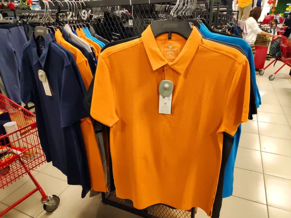 Koszula Shirt Wiele Kolorów Sukienki Męskie Jeana Wieszakach Supermarkecie Ubrania — Zdjęcie stockowe