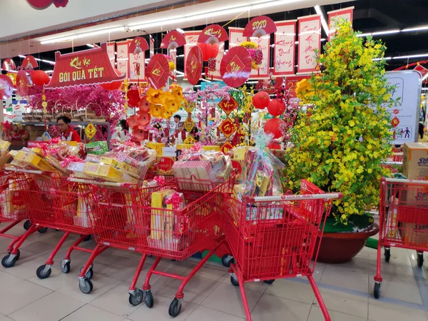 Carritos Compras Con Varios Objetos Personas Centro Comercial —  Fotos de Stock