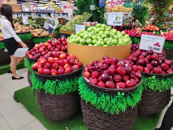 Färska Friska Frukter Hyllor Snabbköpet Korgar Med Olika Typer Frukt — Stockfoto