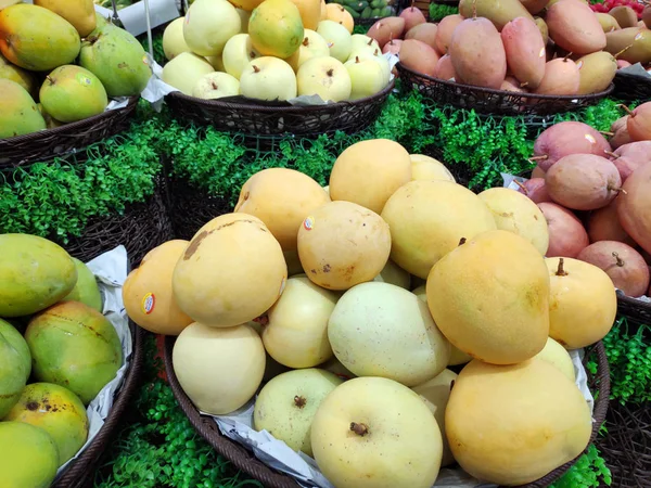 Varios Tipos Mangos Frescos Cestas Tienda — Foto de Stock