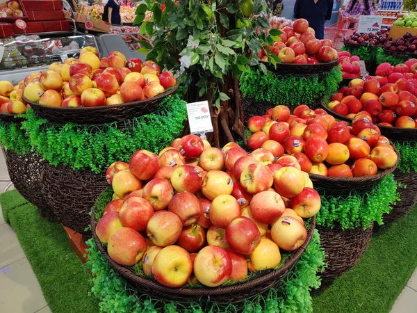 Frutas Frescas Saludables Los Estantes Del Supermercado Cestas Con Diferentes — Foto de Stock