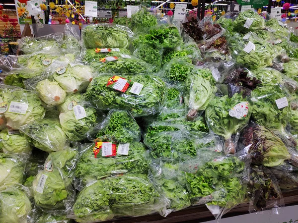 Frutas Frescas Saludables Los Estantes Del Supermercado Cestas Con Diferentes — Foto de Stock