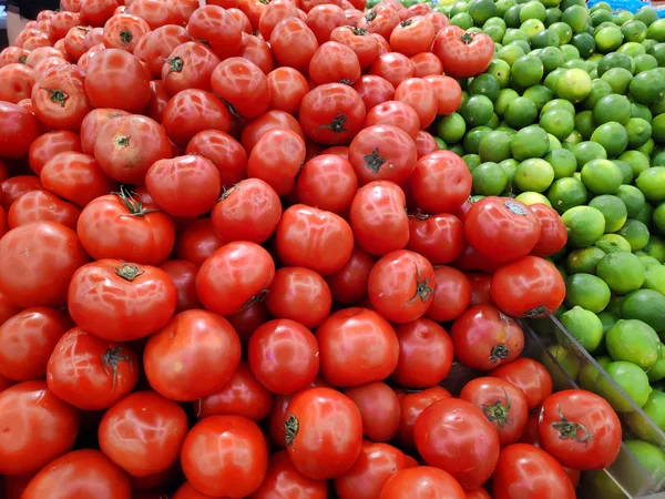 Vegetales Escaparate Supermercado Cestas Con Limones Verdes Tomate Rojo Tienda — Foto de Stock
