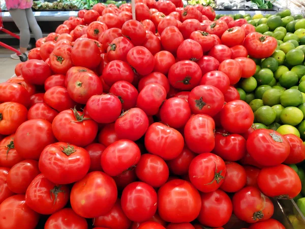 Vegetales Escaparate Supermercado Cestas Con Limones Verdes Tomate Rojo Tienda — Foto de Stock