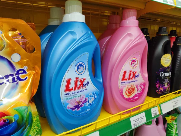 Various Fragrance Detergents Fabric Softener Brand Downy Lix Comfort Plastic — Stock Photo, Image