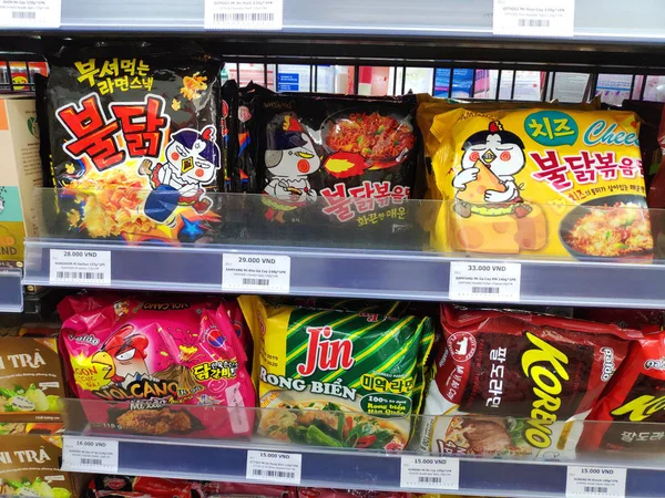 超市货架上陈列着各式方便面 韩国超级辣面条个人包装和杯子不健康快餐包装商店 — 图库照片
