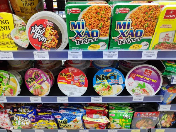 Variedad Marca Fideos Instantáneos Exhibición Estante Del Supermercado Paquete Individual — Foto de Stock