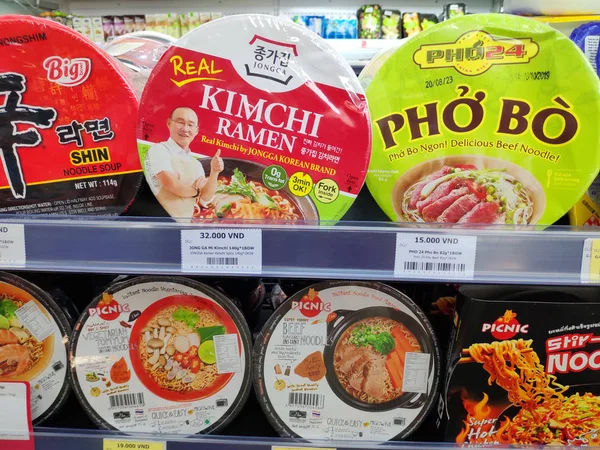 超市货架上陈列着各式方便面 韩国超级辣面条个人包装和杯子不健康快餐包装商店 — 图库照片