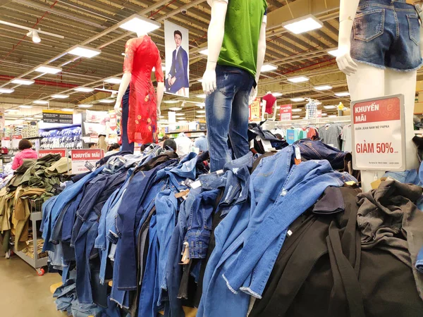 Molti Jeans Appesi Una Rastrelliera Supermercato Pila Jeans Sullo Scaffale — Foto Stock