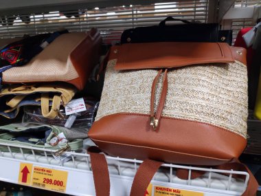 Dikkate değer kayak pisti dağın tepesinde kalın kar tabakası insanlar snowboard ile kayak yapıyor ve güzel kış tatillerini kaldırıyor. Otago dağı aşırı soğuk. 