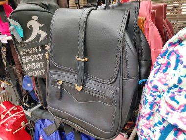 Dikkate değer kayak pisti dağın tepesinde kalın kar tabakası insanlar snowboard ile kayak yapıyor ve güzel kış tatillerini kaldırıyor. Otago dağı aşırı soğuk. 