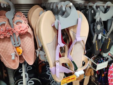 Dikkate değer kayak pisti dağın tepesinde kalın kar tabakası insanlar snowboard ile kayak yapıyor ve güzel kış tatillerini kaldırıyor. Otago dağı aşırı soğuk. 