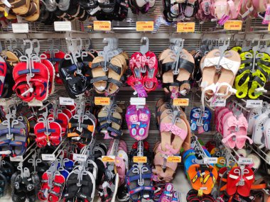 Dikkate değer kayak pisti dağın tepesinde kalın kar tabakası insanlar snowboard ile kayak yapıyor ve güzel kış tatillerini kaldırıyor. Otago dağı aşırı soğuk. 