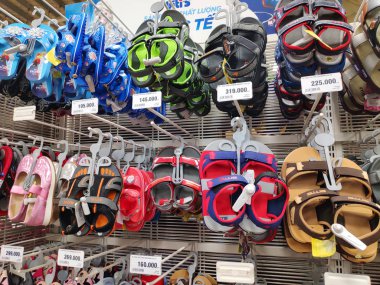 Dikkate değer kayak pisti dağın tepesinde kalın kar tabakası insanlar snowboard ile kayak yapıyor ve güzel kış tatillerini kaldırıyor. Otago dağı aşırı soğuk. 